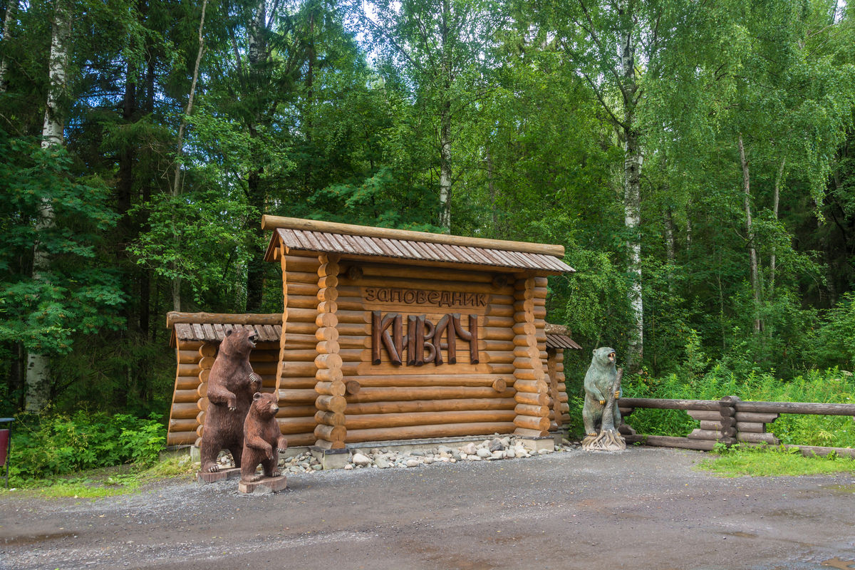 Деревянный скульптурный ансамбль в заповеднике Кивач