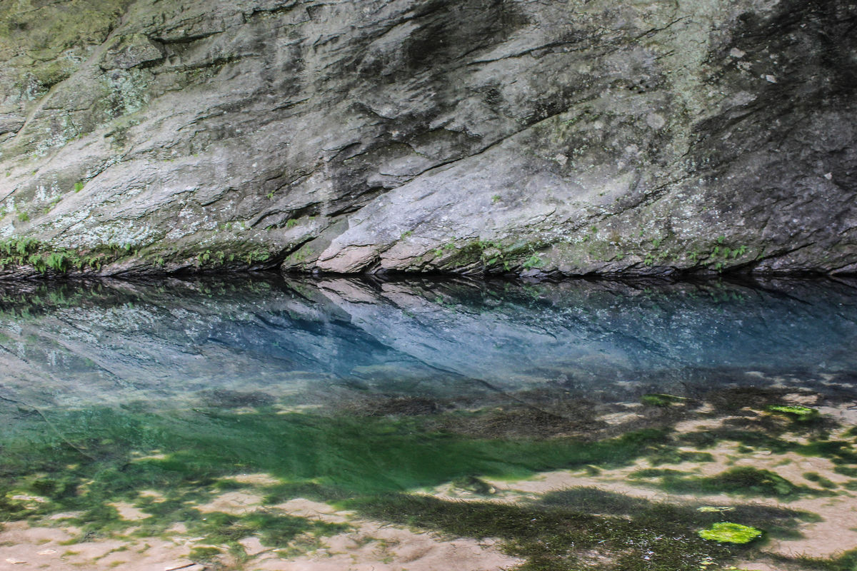 Глубокое синее озеро в пещере Шульган-Таш