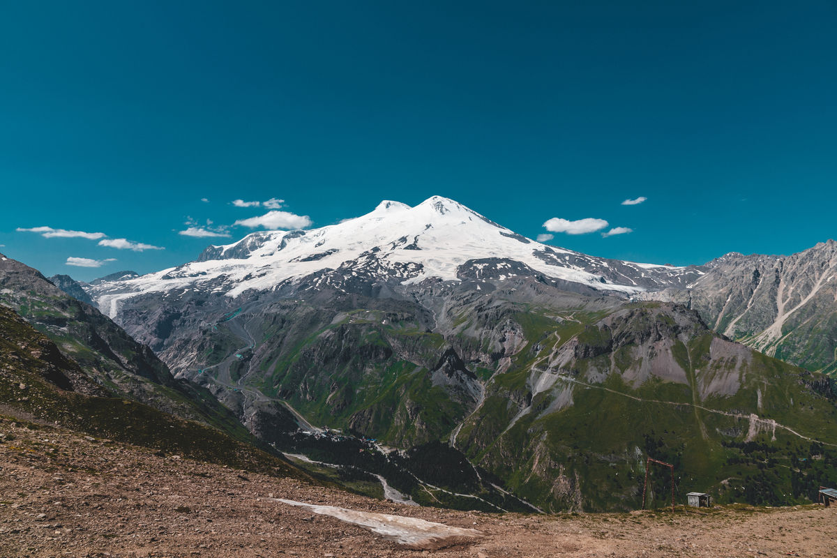 Вид на гору Эльбрус с горы Чегет