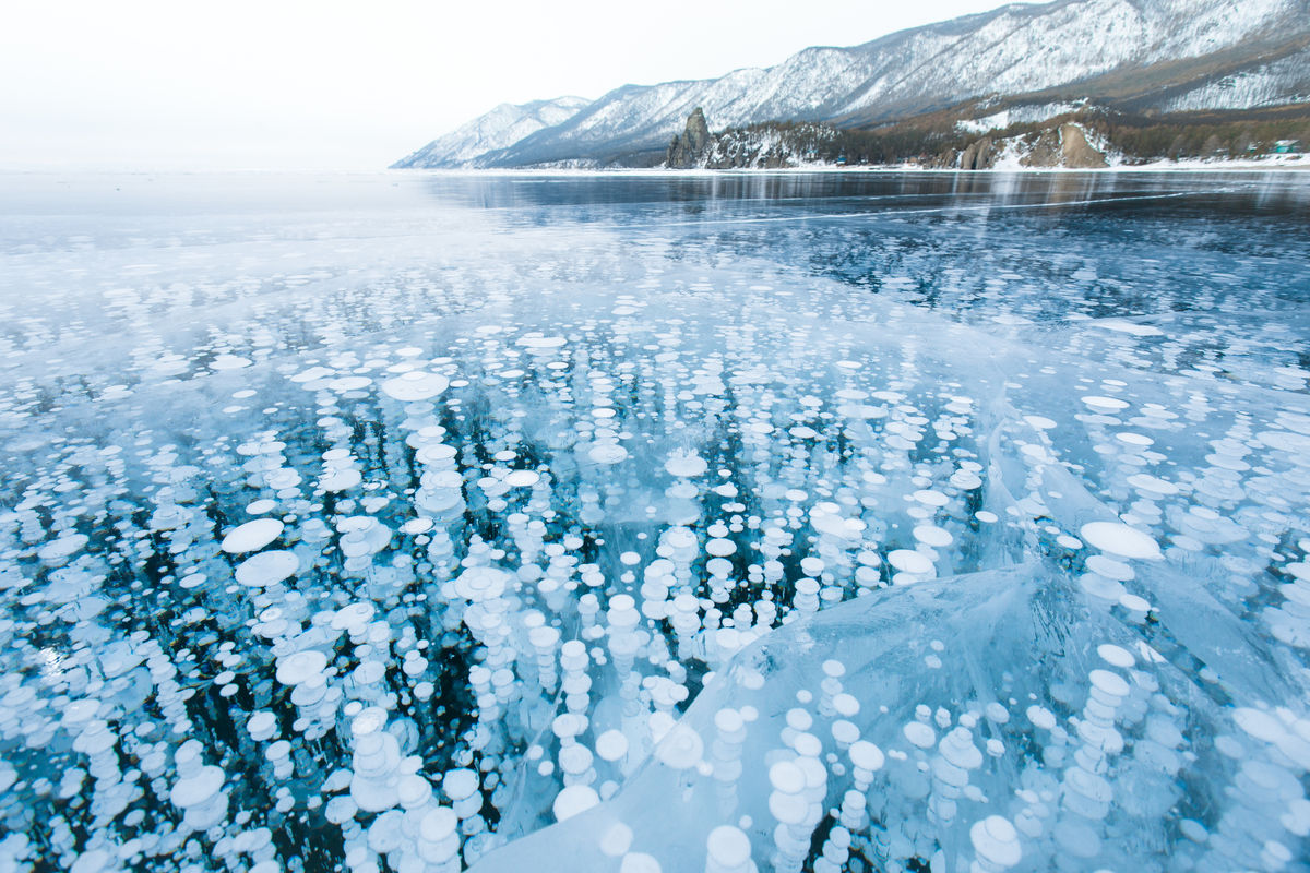 Пузырьки воздуха в замерзшем озере Байкал