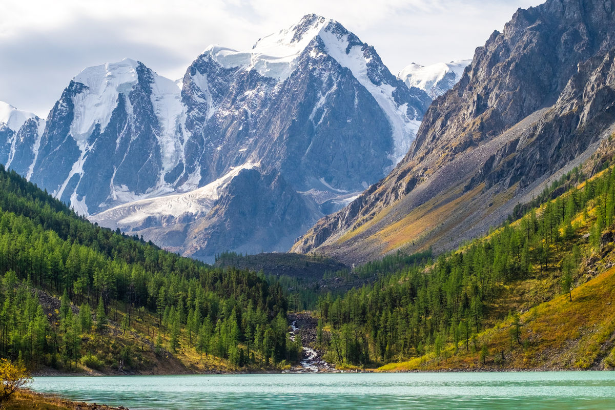 Алтайские горы на фоне Шавлинского озера