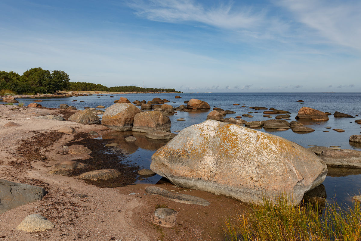 Гранитные камни на пляже Финского залива