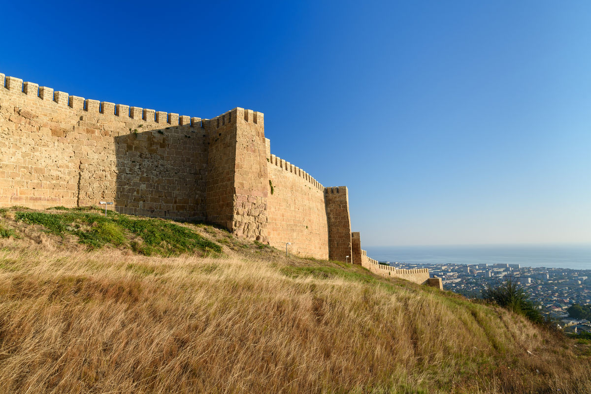 Стена крепости Нарын-Кала с видом на город Дербент