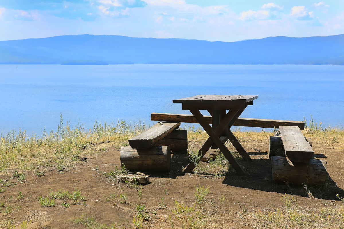 Стол на озере Тургояк