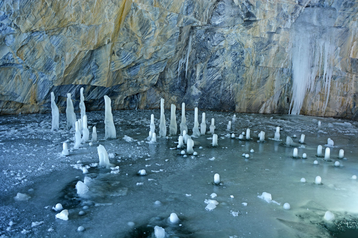Ледяные сталагмиты внутри Мраморного карьера Рускеала
