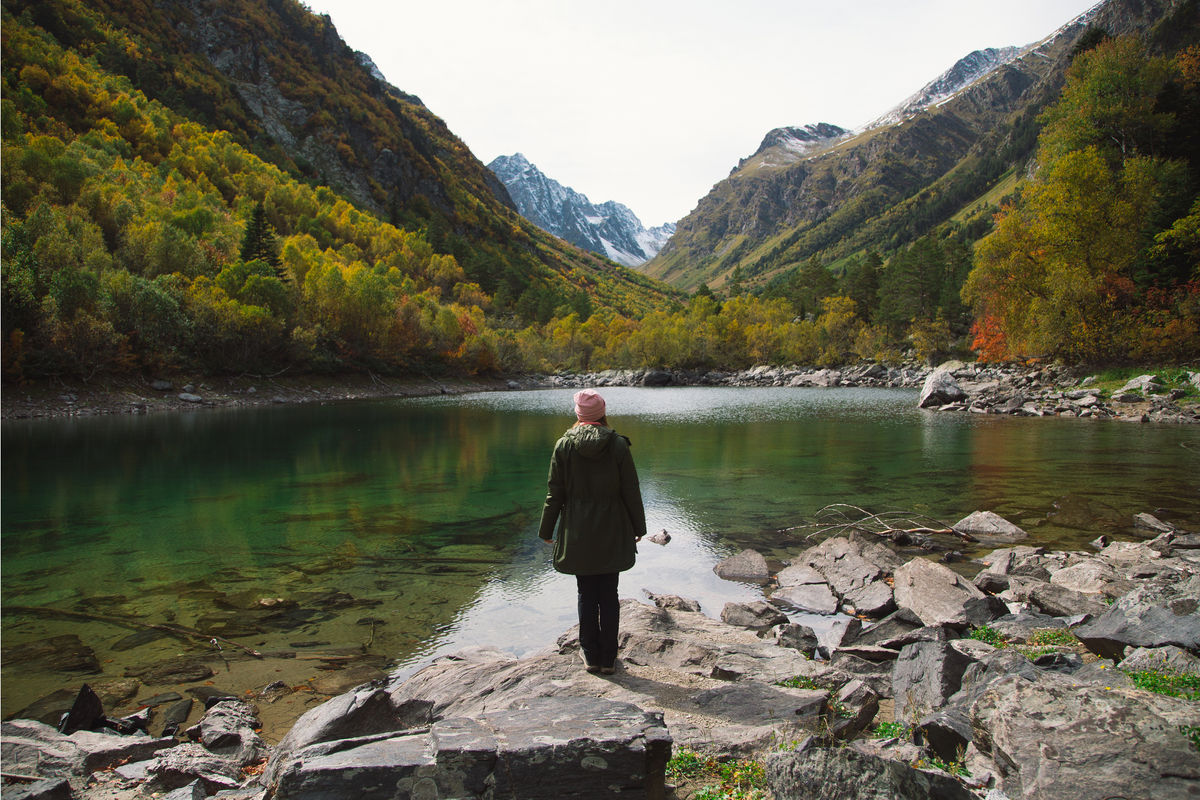 Турист на Бадукском озере осенью