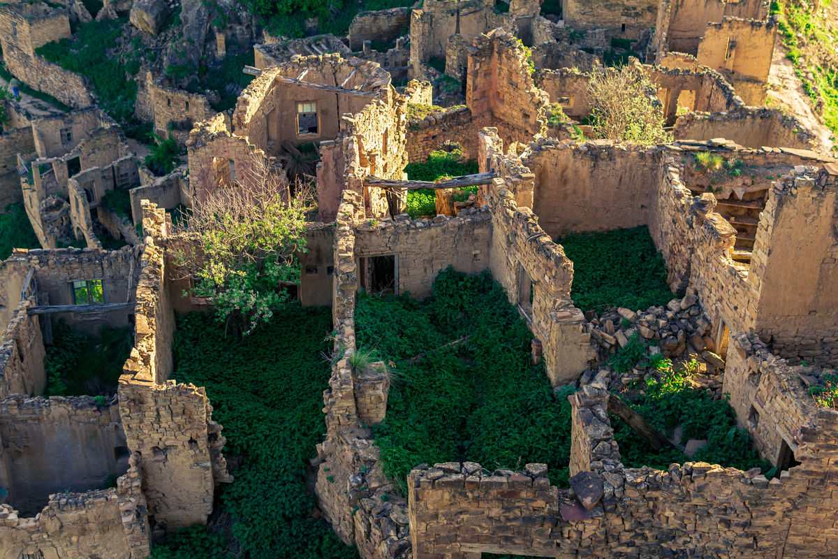 Вид сверху на руины зданий необитаемого села Гамсутль