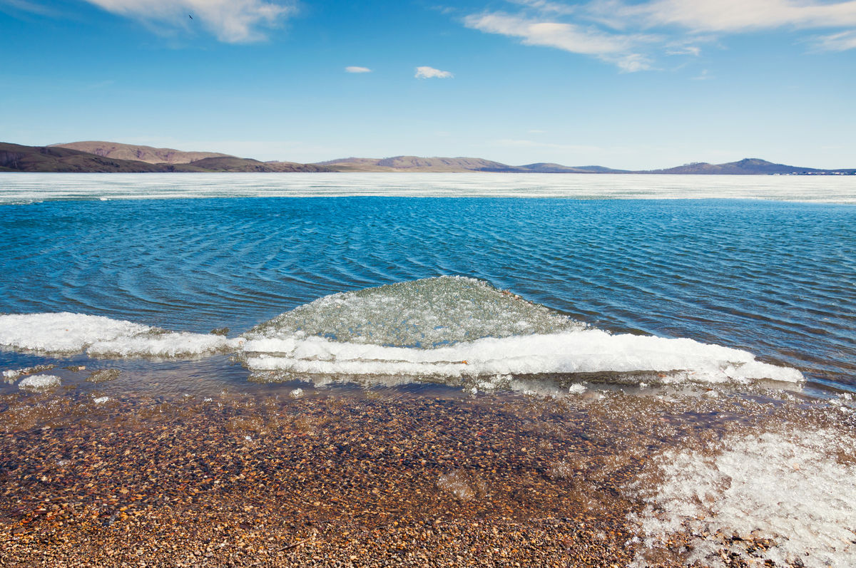 Таянье льда весной на озере Банном