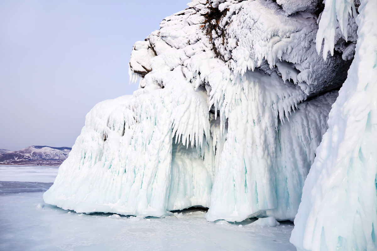 Ледяные скалы острова Ольхон