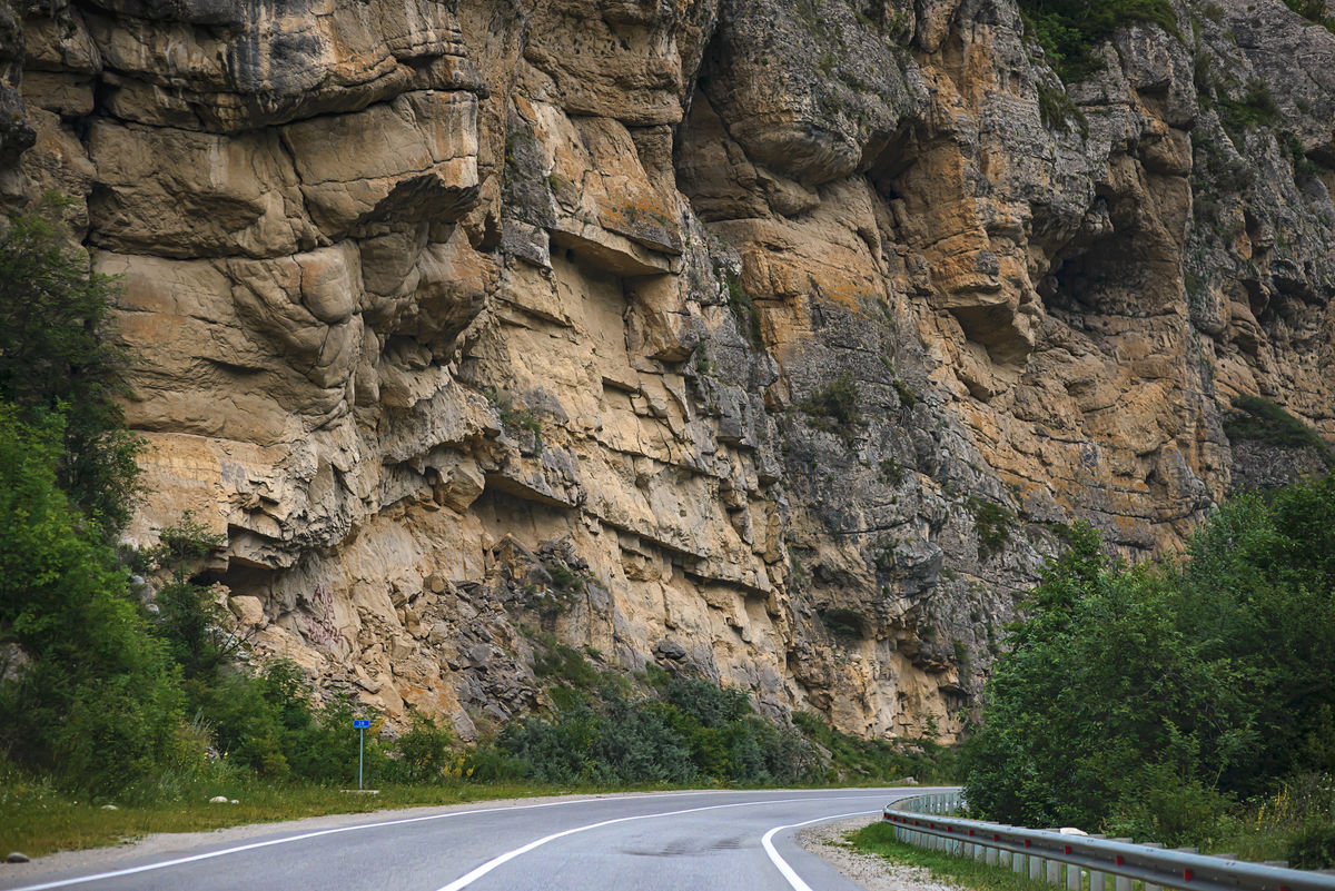 Асфальтовая дорога в горах Эльбрусского районаАсфальтовая дорога в горах Эльбрусского района
