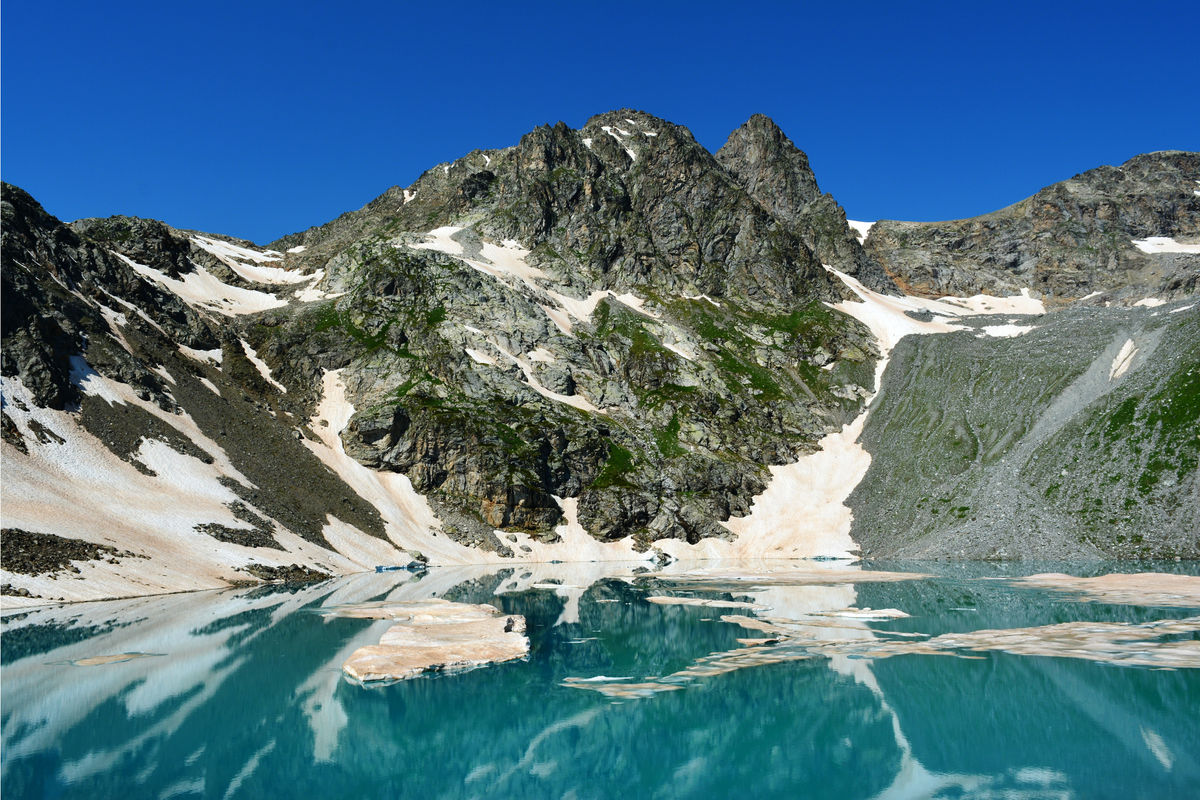 Глубокое ледяное горное озеро в высокогорьях Архыза