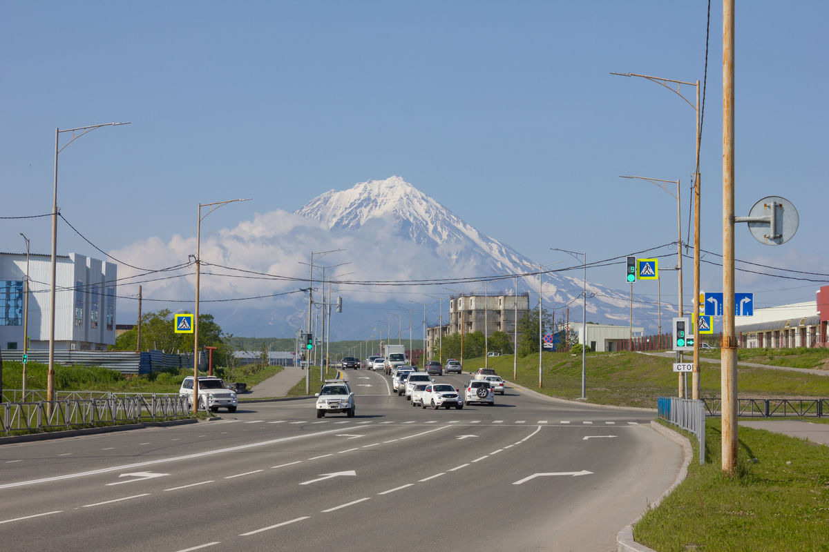 Вид на вулкан Авачинский с дороги в Петропавловске-Камчатском
