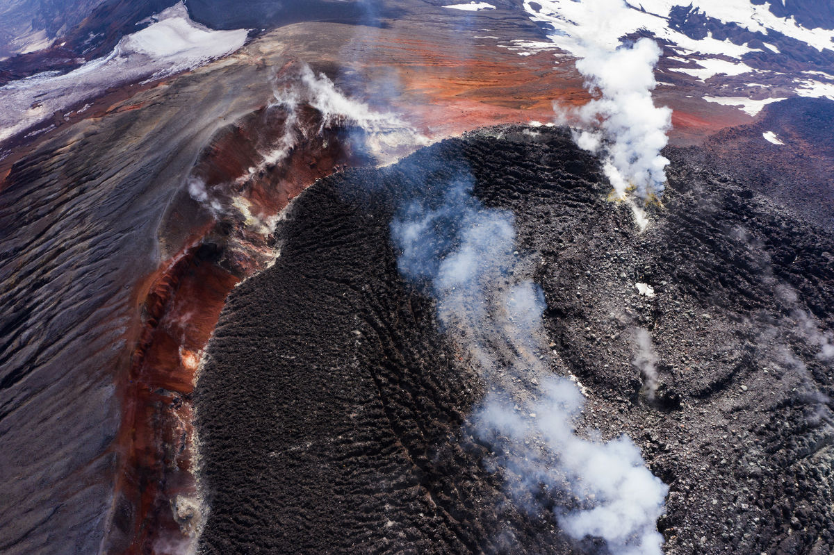 Вид с дрона на вершину действующего кратера вулкана