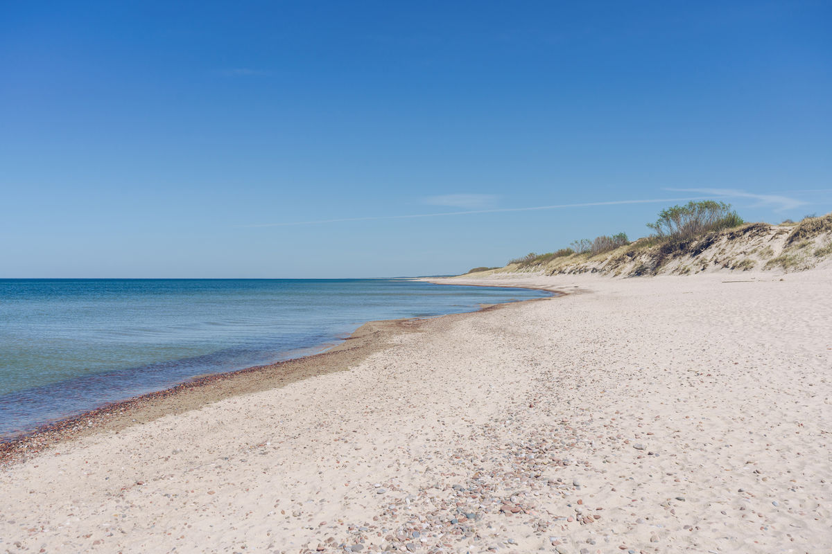 Вид на Балтийское море и пляж с белым песком на Куршской косе