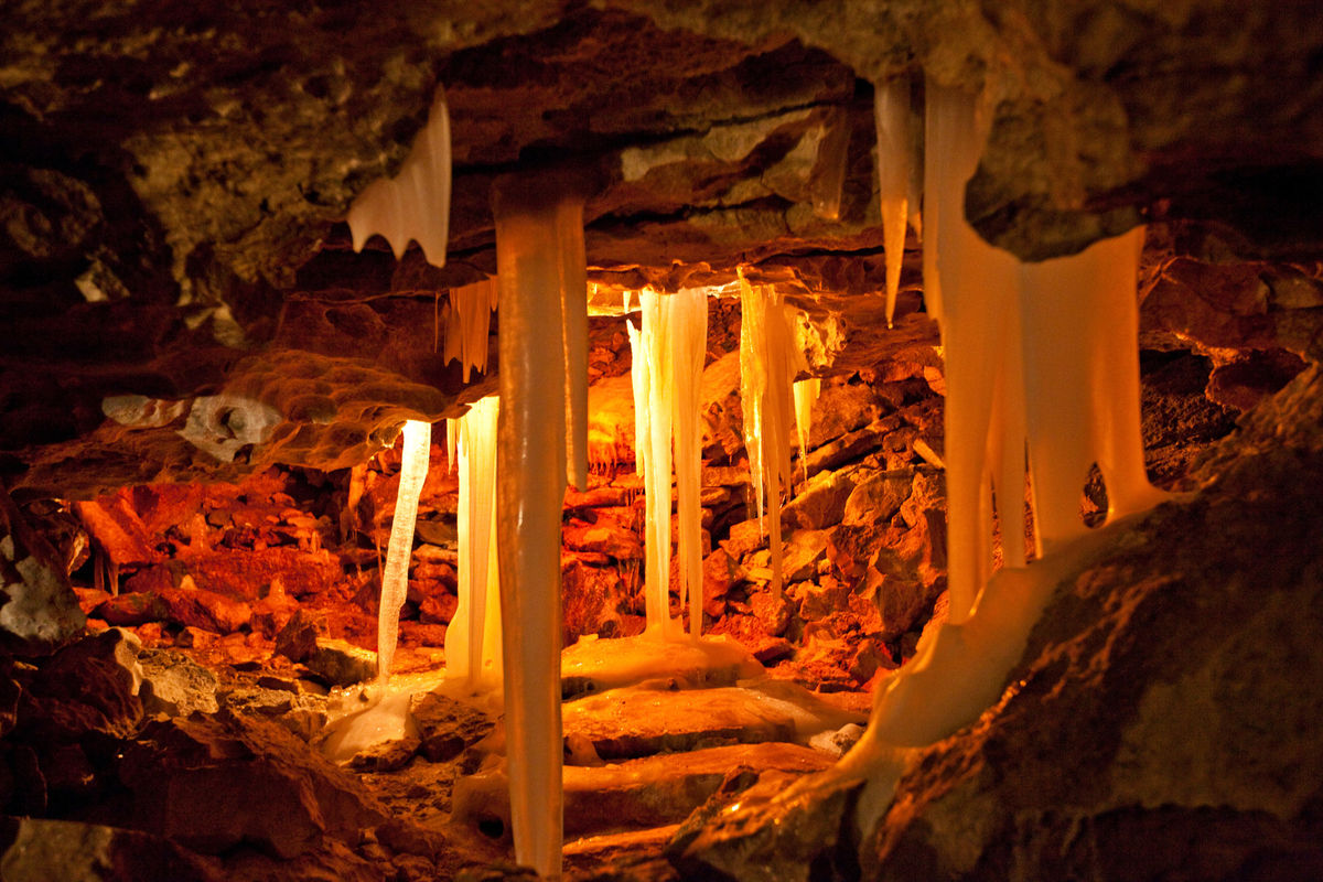 Ледяные структуры Кунгурской пещеры