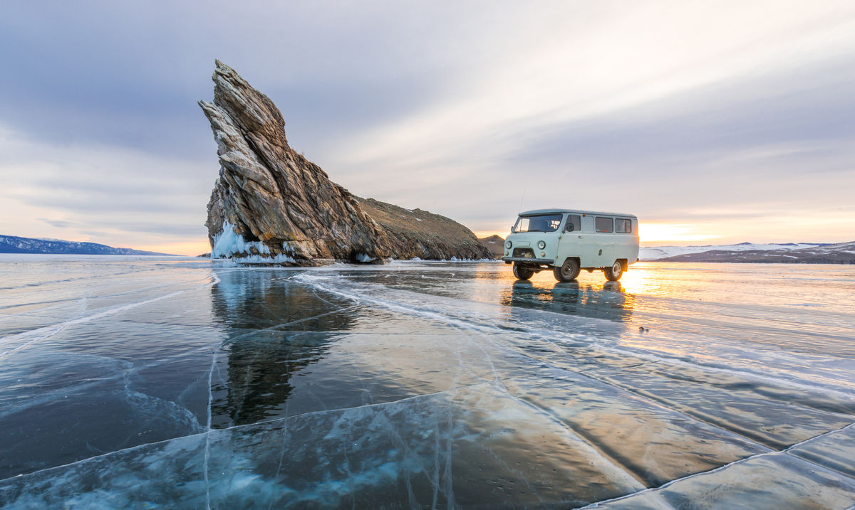 Машина на замерзшем озеро Байкал возле острова Огой