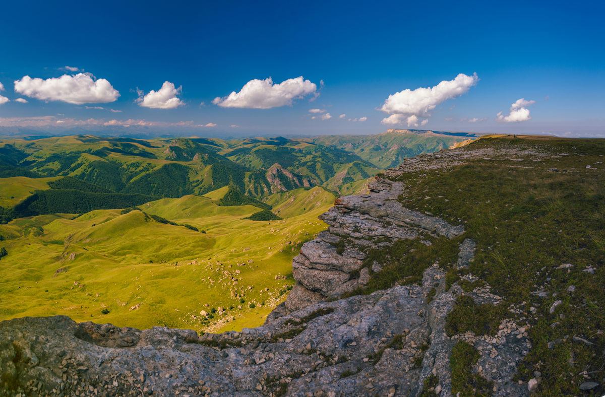 Большая панорама плато Бермамыт в летний день