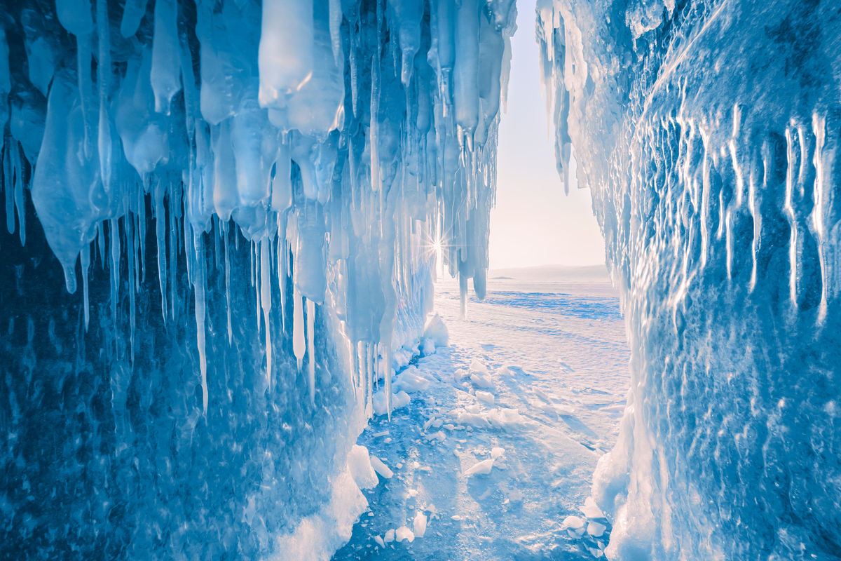 Ледяная пещера с сосульками на Байкале