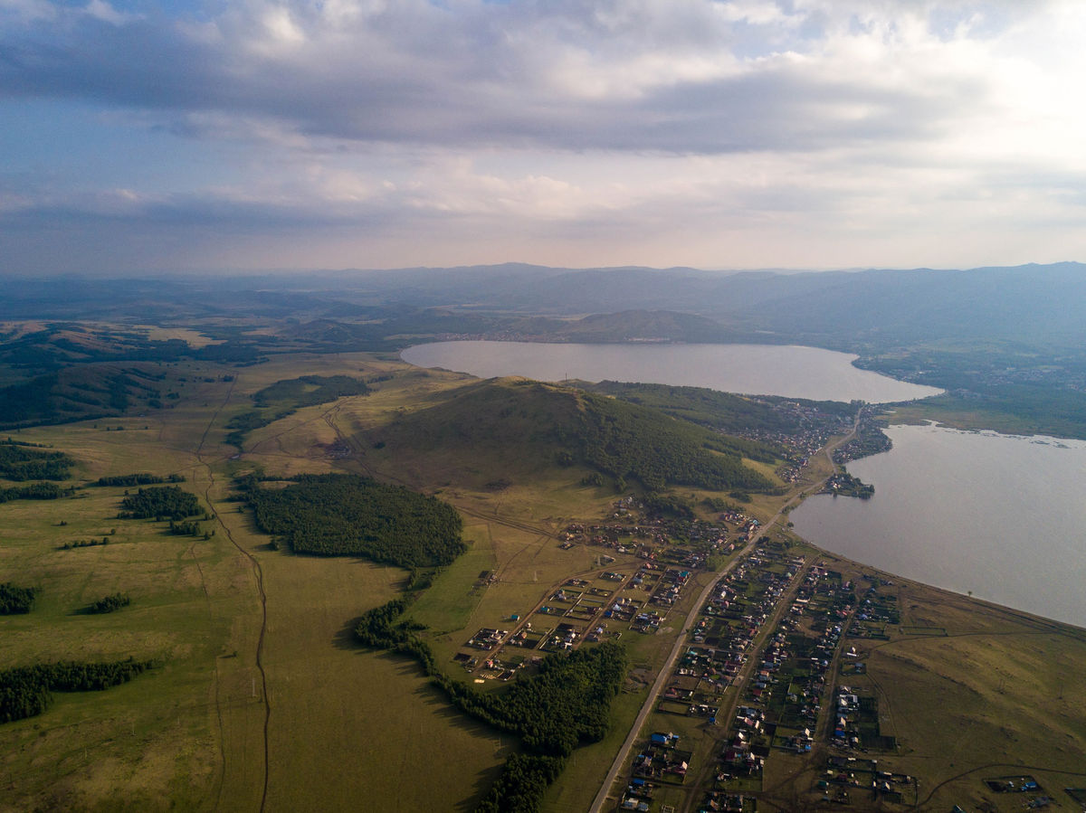 Панорамный вид с беспилотника на озеро Банное