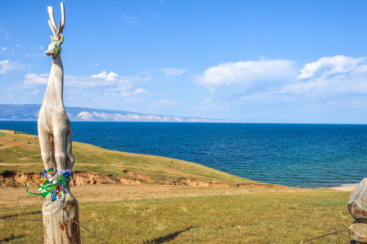 Тотемный столб на берегу Байкала на острове Ольхон