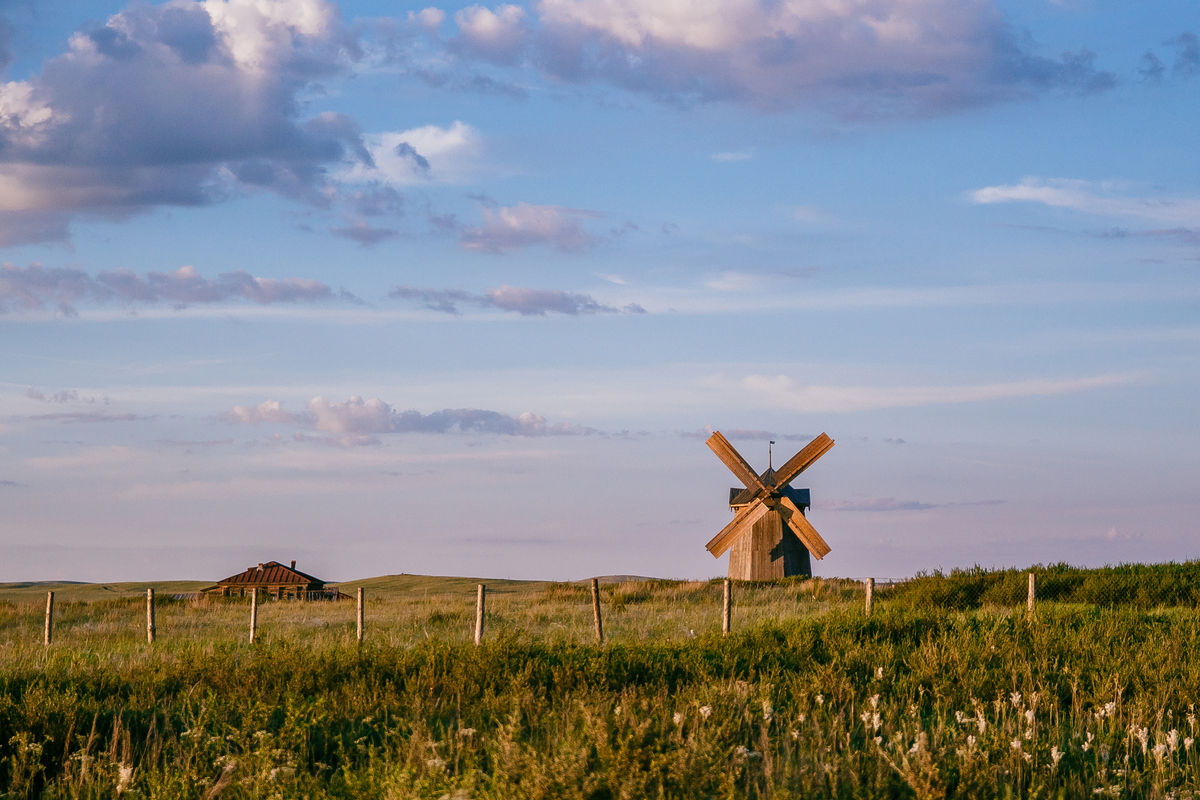 Старая деревянная ветряная мельница в пустынном поле, Аркаим