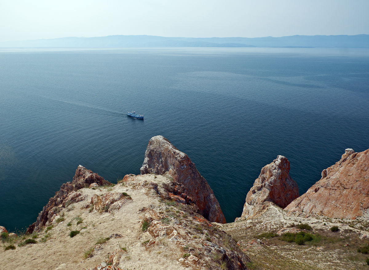 Корабль движется по озеру Байкал