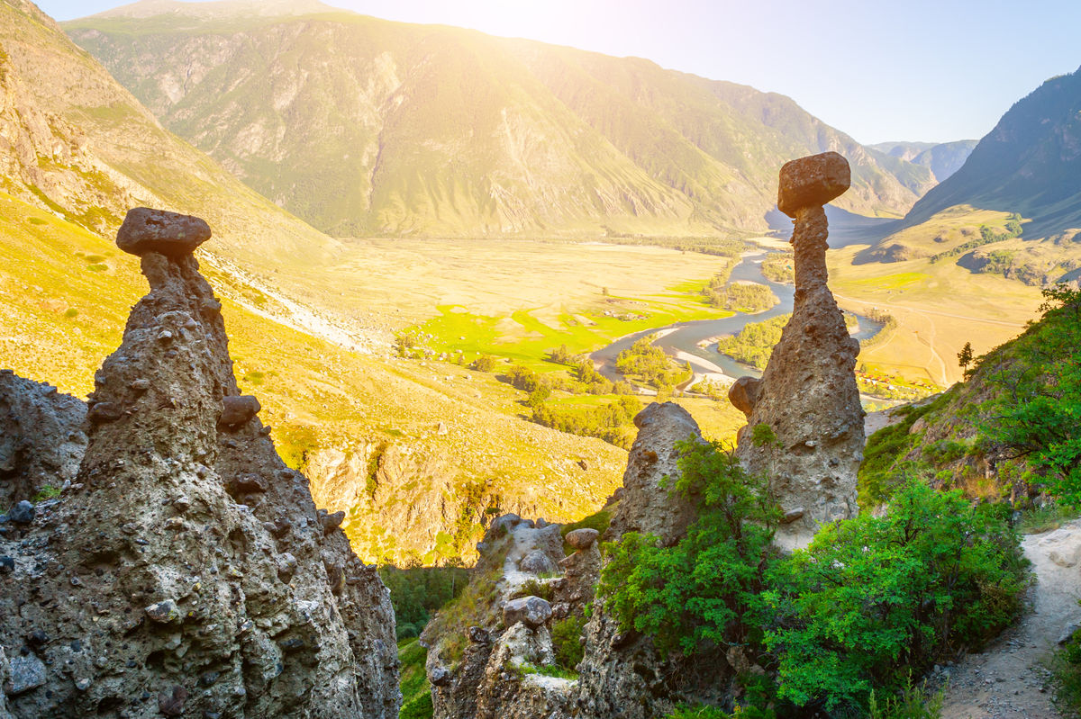 Вида на долину реки Чулышман и Каменные грибы