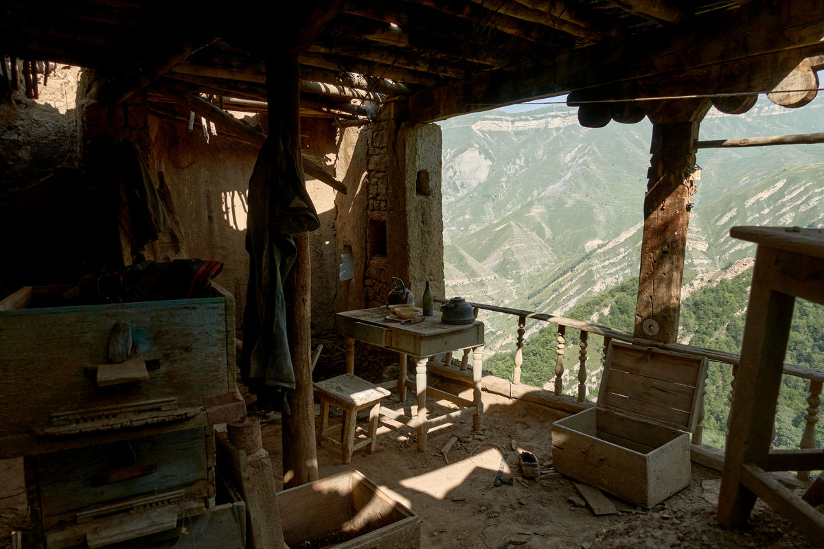Стол и кухонная утварь в одном из домов села Гамсутль