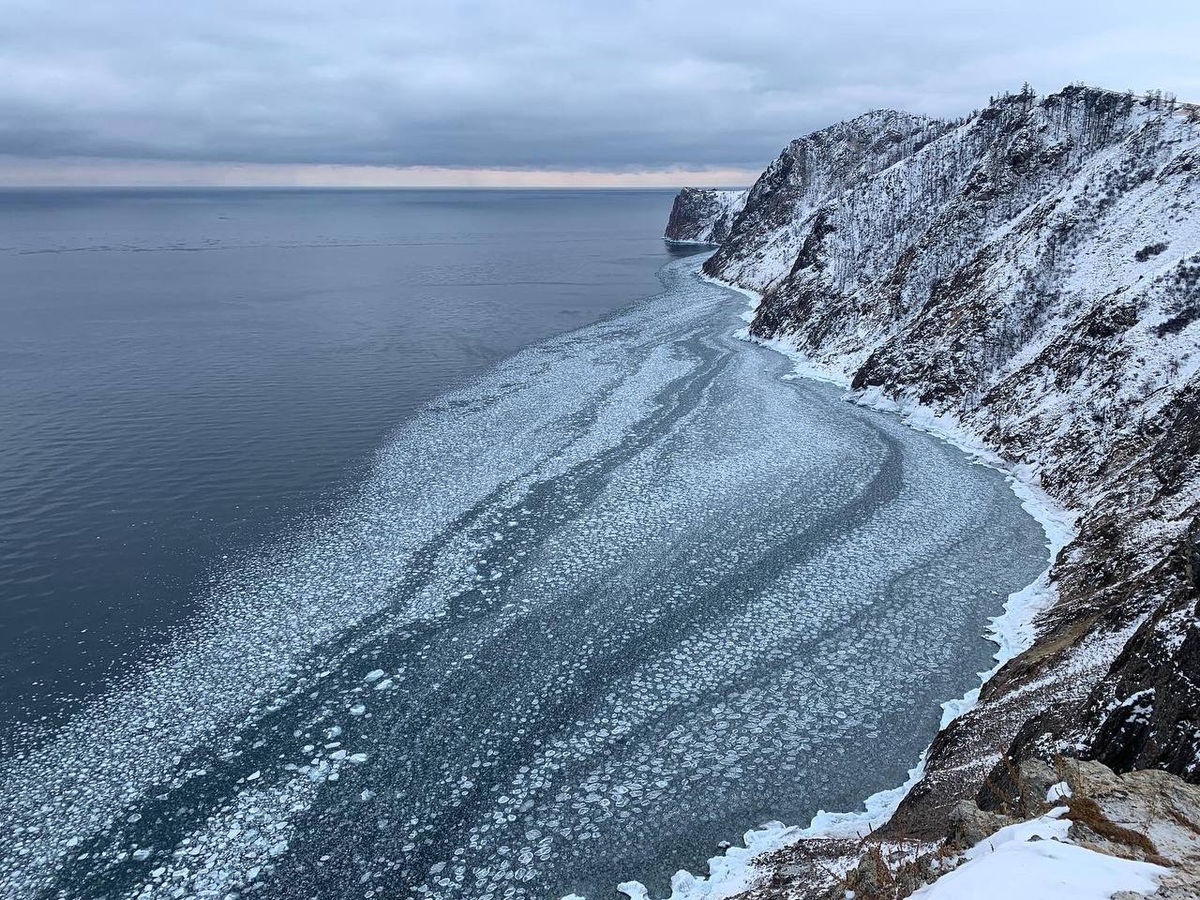 Байкал в 2024 году. Ледяные Торосы Охотского моря. Грязный Байкал 2024. Рождественский Байкальская история. Время на Байкале сейчас точное.