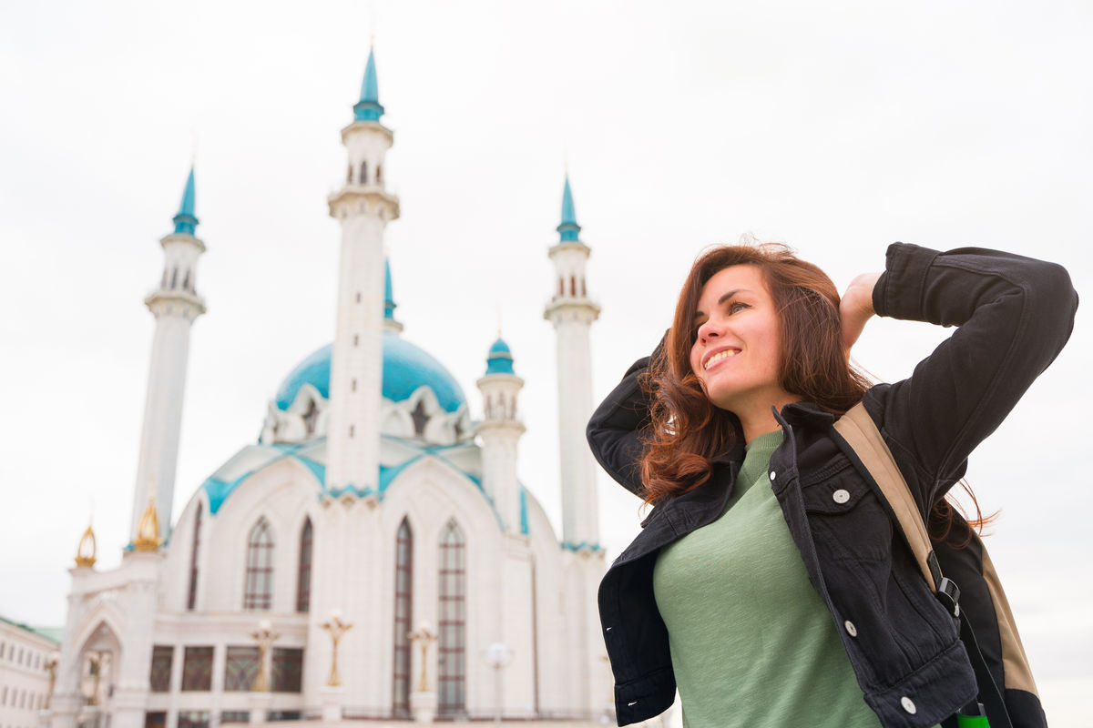 Туры в казань из стерлитамака. Девушка на фоне мечети. Девушка на фоне мечети в Казани. Маддай в Казани. Танышу кавышу сайты новый.