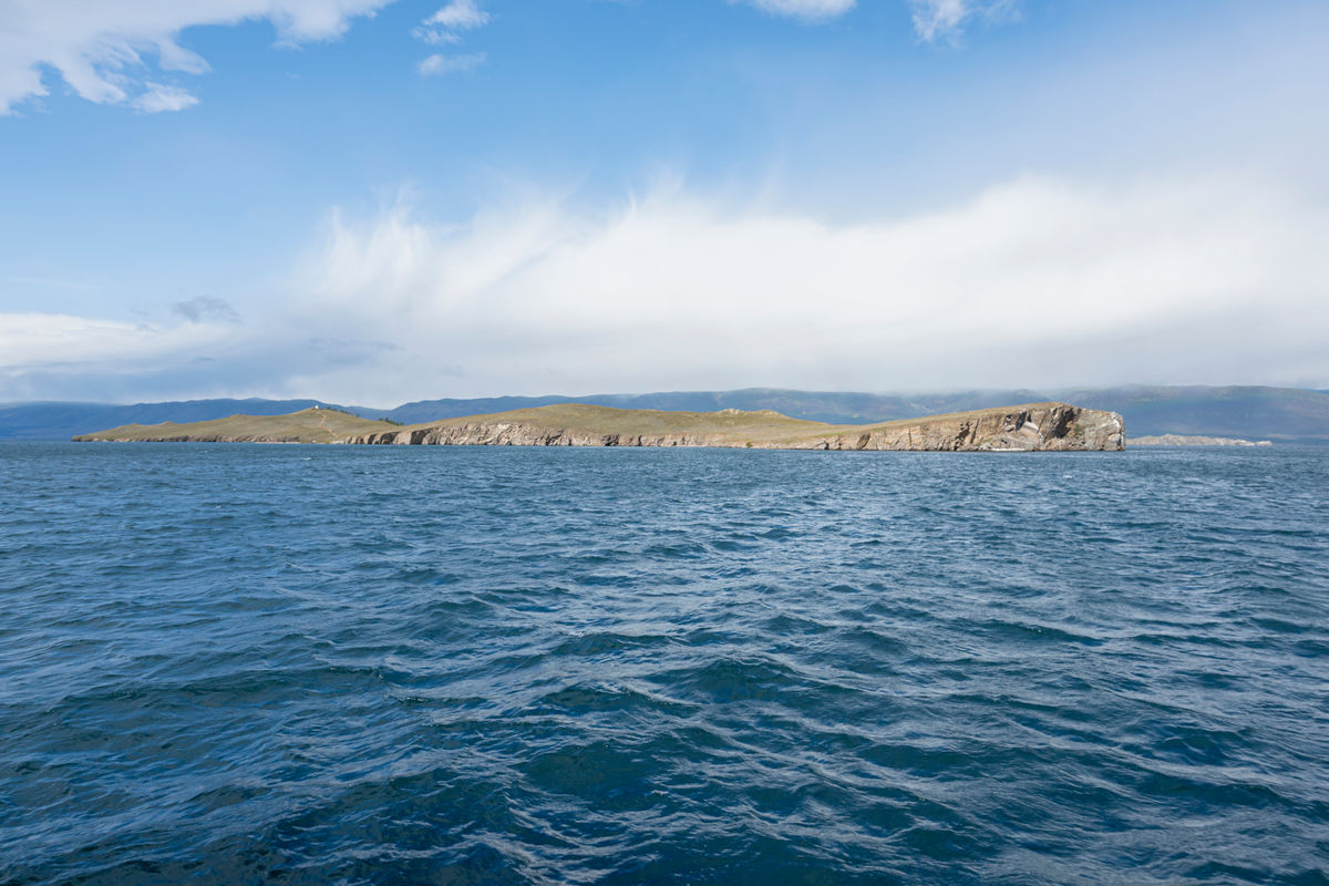 Вид с воды на остров Огой