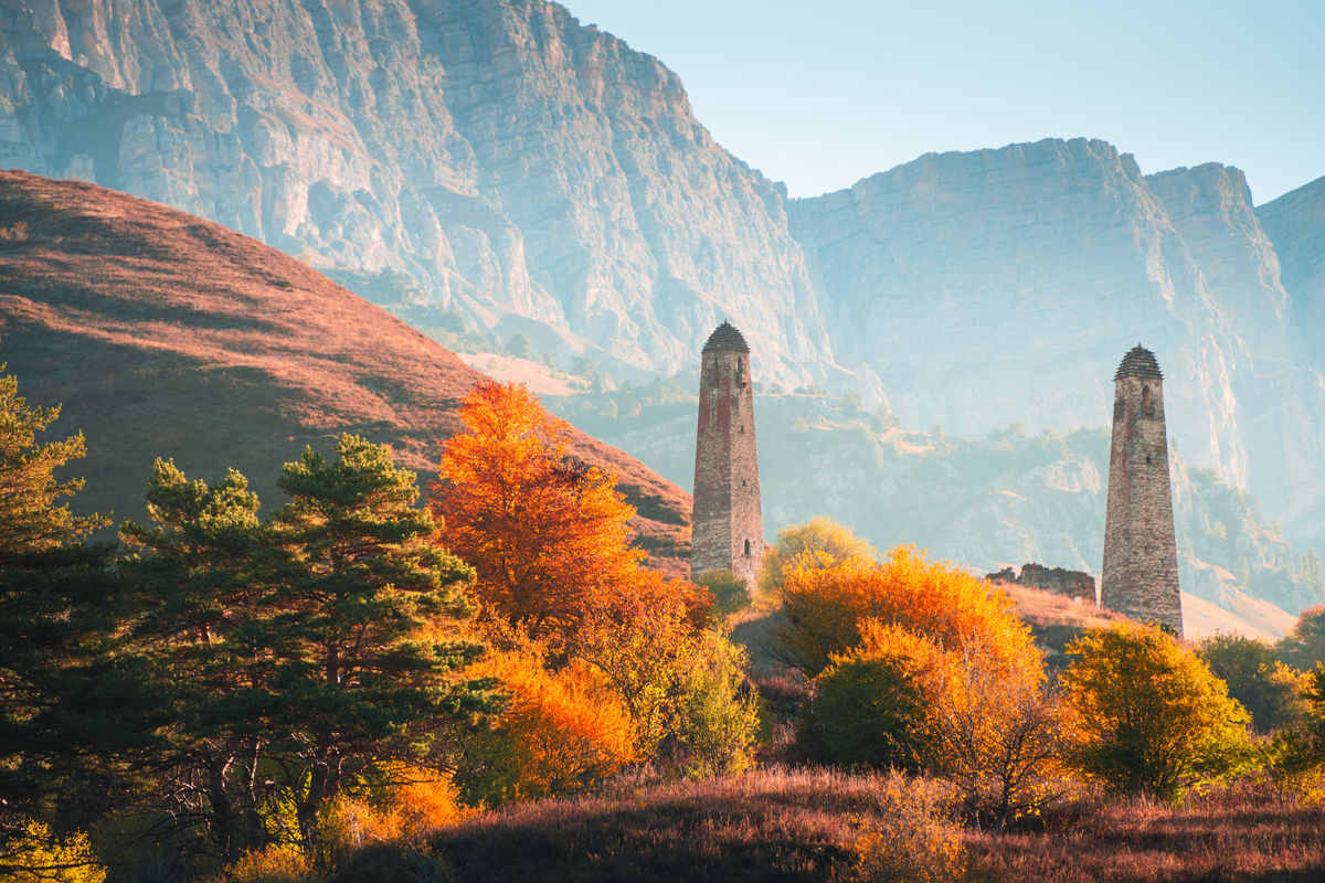 Яркий осенний пейзаж и древний башенный комплекс в Ингушетии