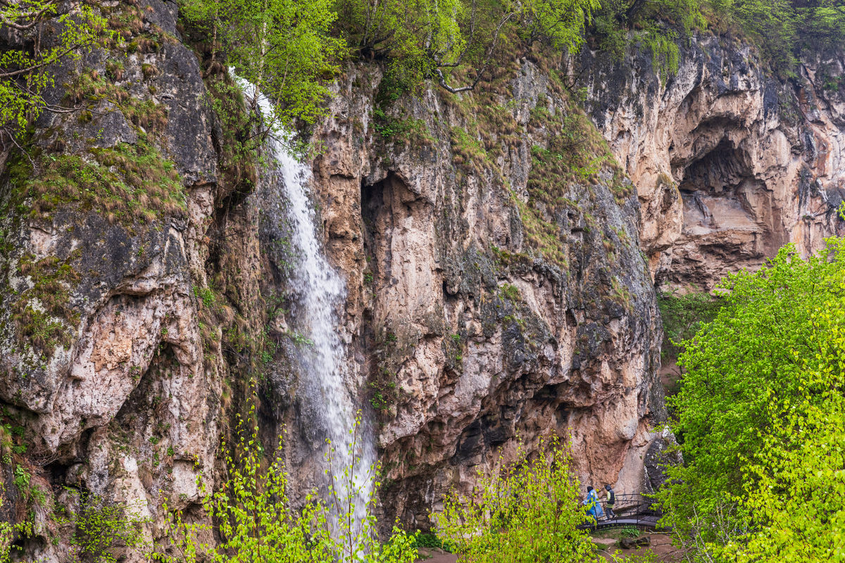 Медовые водопады в летний день