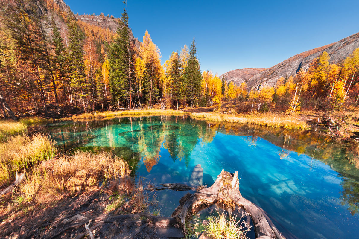Невероятные краски Гейзерного озера осенью