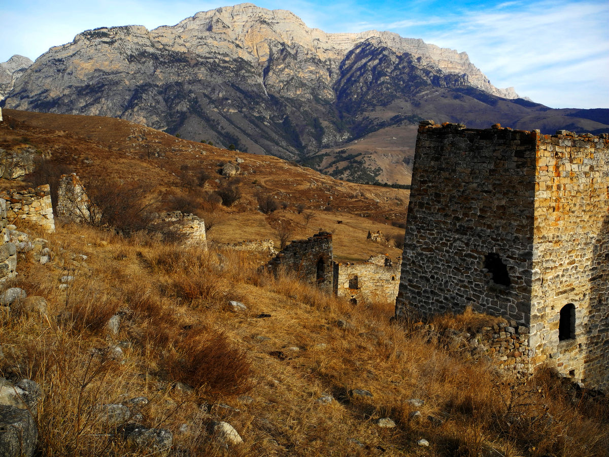 Древние башни Ингушетии на фоне горы