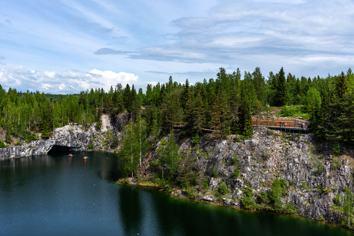 Панорамный летний вид на Мраморное озеро в парке Рускеала