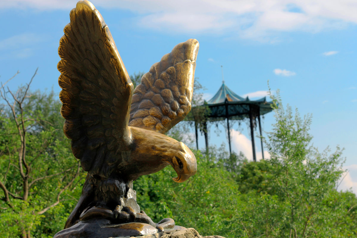 Бронзовая скульптура Орла на горе Машук в Пятигорске