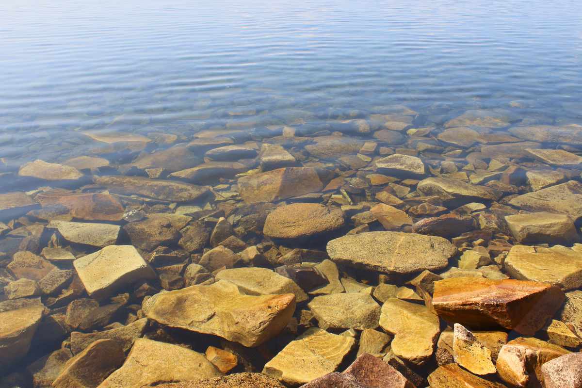 Прозрачная вода озера Тургояк