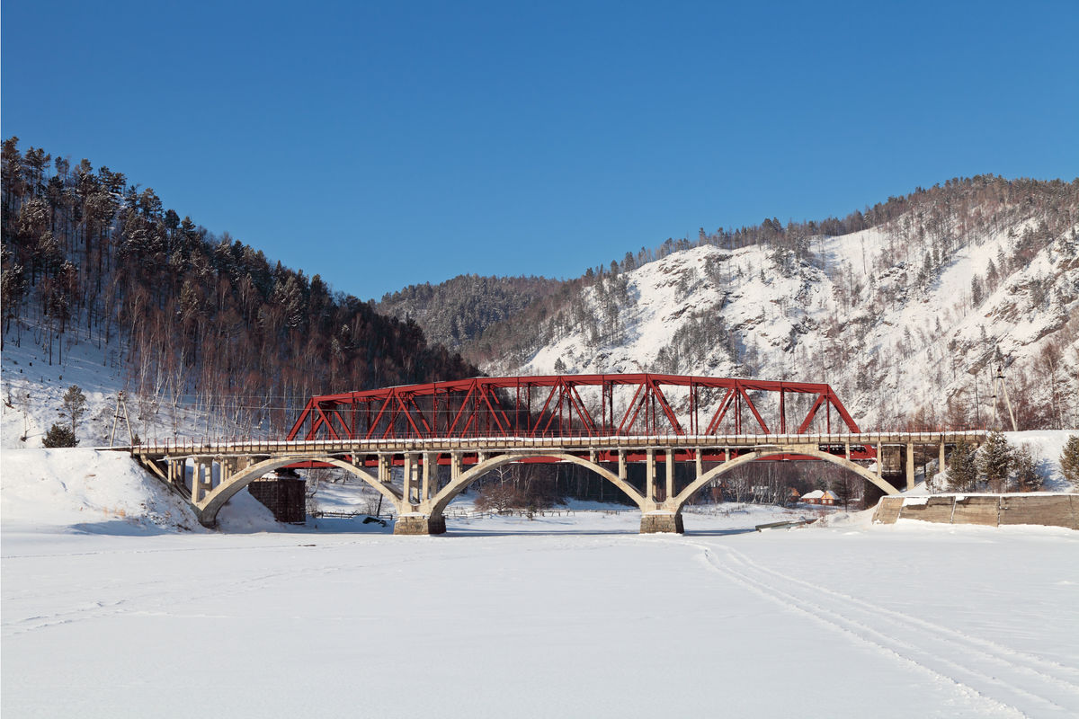 Мост на Кругобайкальской железной дороге зимой