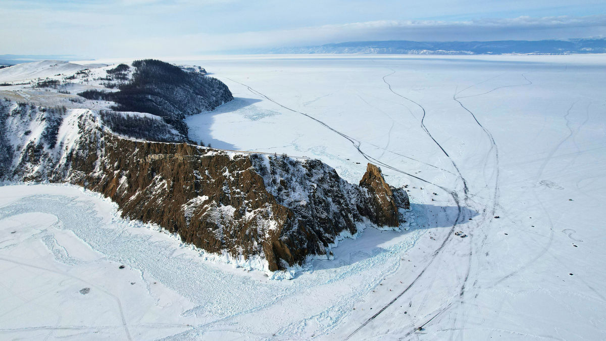 Замерзшее озеро Байкал с воздуха у острова Ольхон