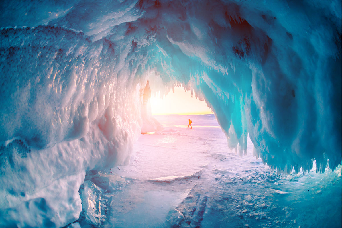 Замерзший грот на озере Байкал