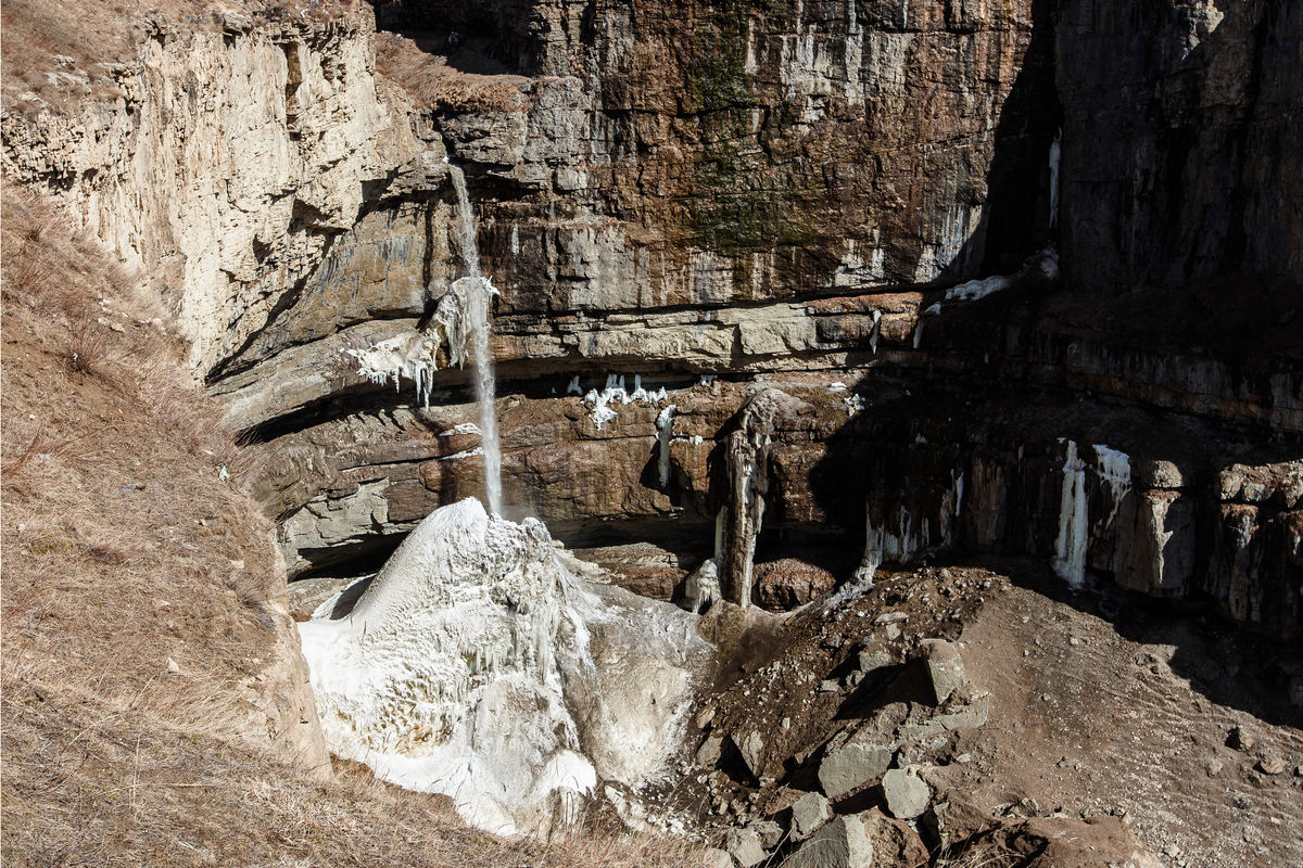 Зимний пейзаж водопада Тобот