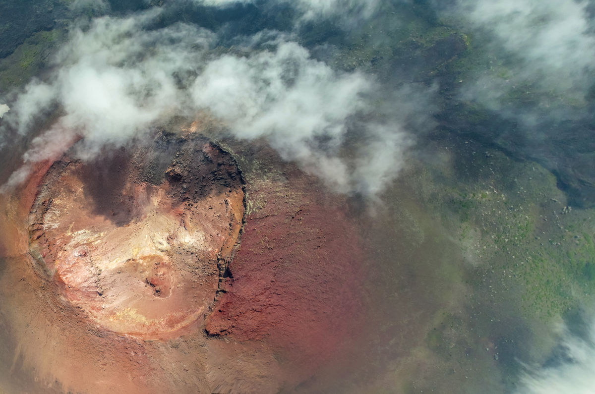 Вид с воздуха на кратер вулкана Тятя