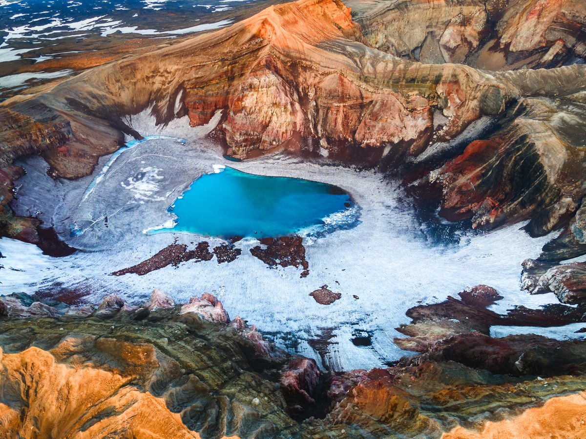Голубое озеро в кратере вулкана Горелый