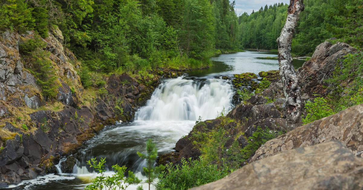 Равнинный водопад в Карелии