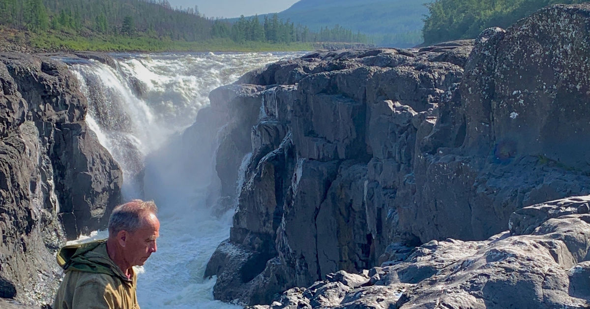 Человек путешествует картинки мощные водопад