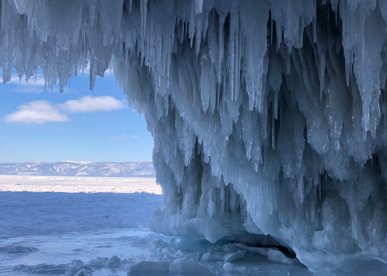 Отличный тур «Лёд Байкала», увидели застывшие метановые пузырьки, голубые ледяные торосы, исчерченный трещинами лёд, застывшие наплески