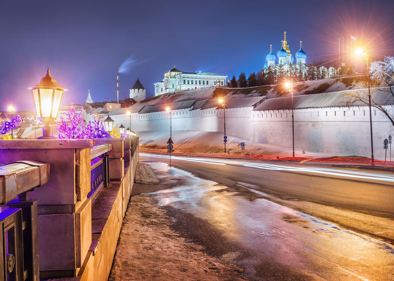 Туры на новый год 2024 из казани. Весенняя Казань вечером. Kremlin Walls Kazan. Красивые места в Казани вечером весной. Кремль в Казани ночью со стороны вокзала зимой.