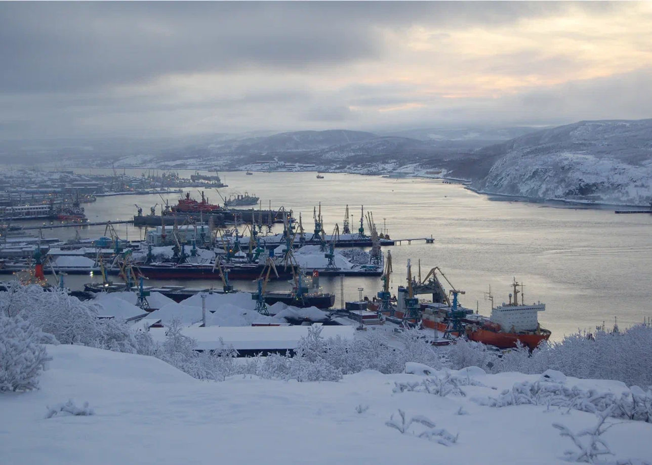 Укажите незамерзающий порт северного морского. Кольский залив порт Мурманск. Мурманск незамерзающий порт Баренцева моря. Кольский залив Полярный. Кольский полуостров порт Мурманск.