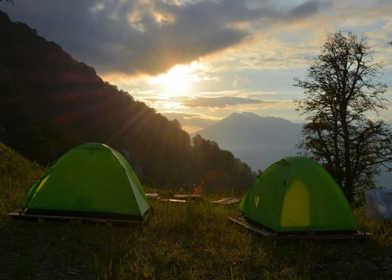 Rose camp. Палаточный лагерь красная Поляна Camp 2050. Горный кемпинг Сочи.